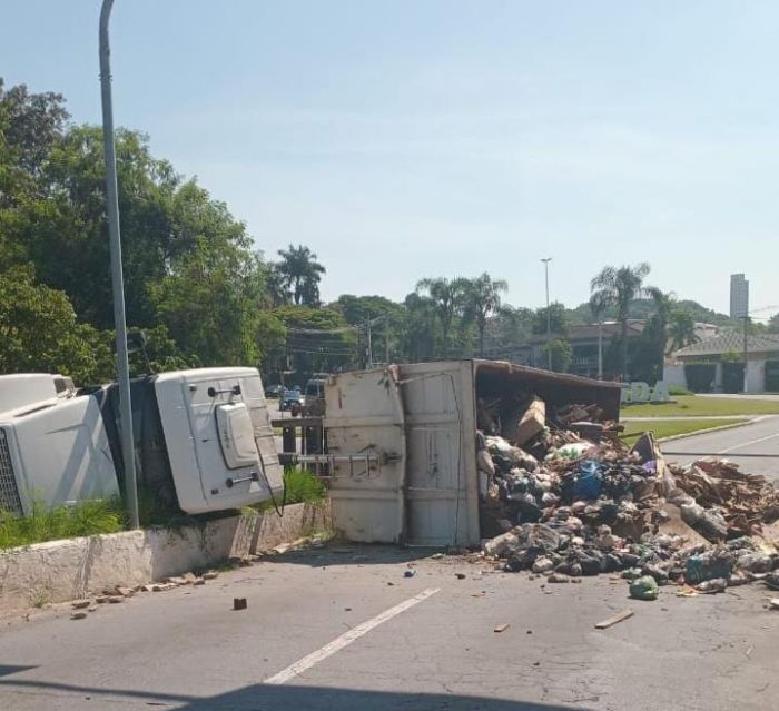 caminhao-tomba-na-ponte-rosinha-filioppo-em-guaratingueta.jpeg